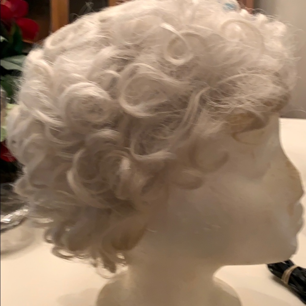 Grey wig